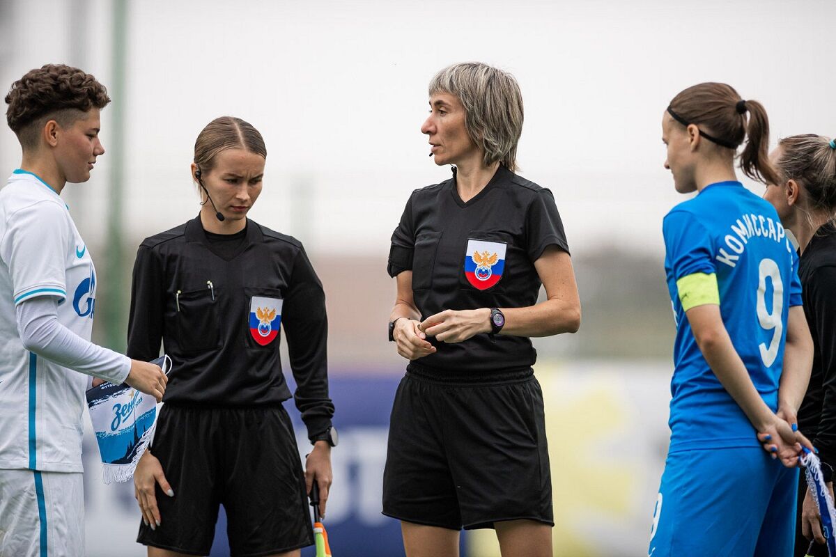 Ксения Горячева (в центре) – главный арбитр матча «Енисей» — «Динамо»