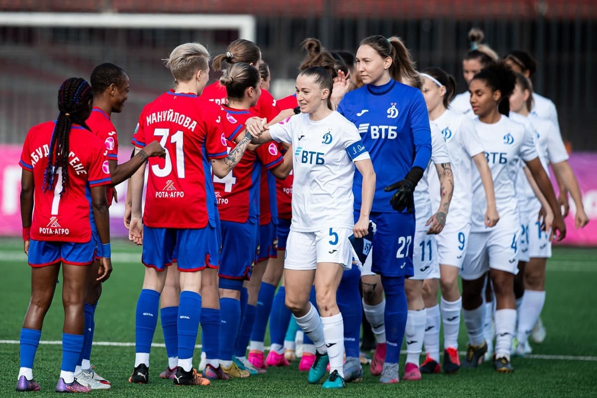 Капитан «Динамо» Карина Бакланова выводит бело-голубых на игру против бывшей команды