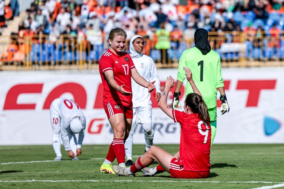 Марина Фёдорова поздравляет Наталья Машину (№9) с первым голом в ворота сборной Ирана