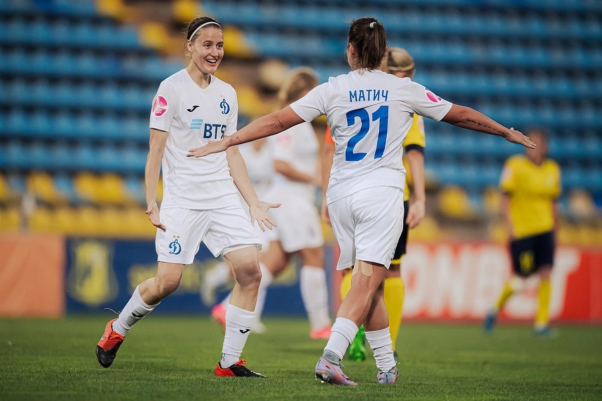 Кристина Комиссарова и Тияна Матич празднуют второй гол в ворота «Ростова»
