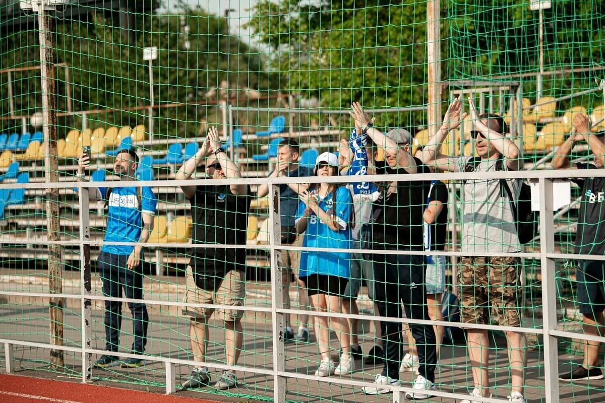 Болельщики «Динамо» на стадионе «Янтарь» в Строгино