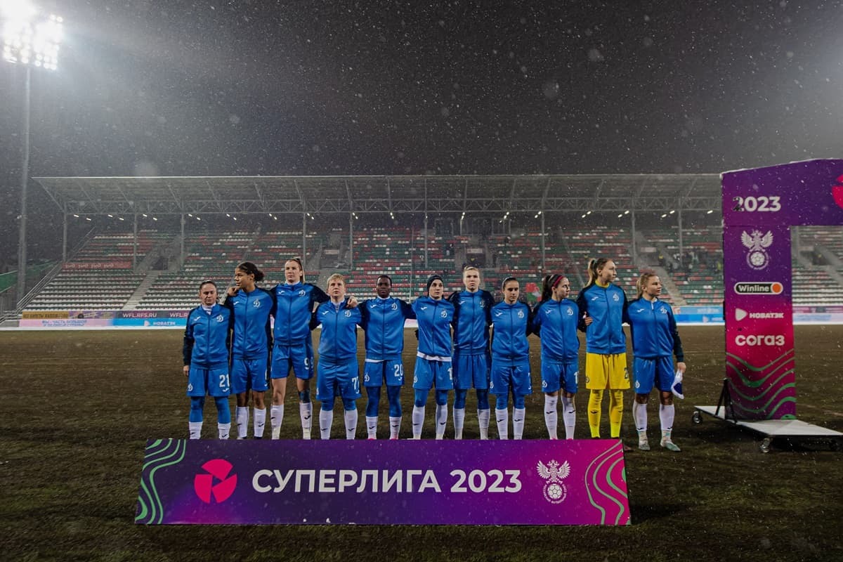Команду на матч с «Локомотивом» с капитанской повязкой вывела Марина Фёдорова (крайняя справа)