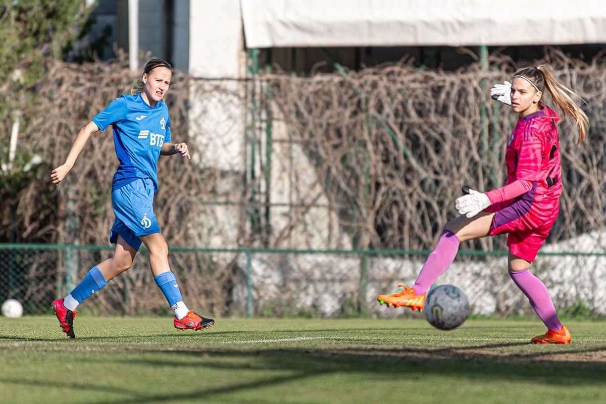 Автор пента-трика Кристина Комиссарова отправляет очередной мяч в ворота венской «Адмиры»