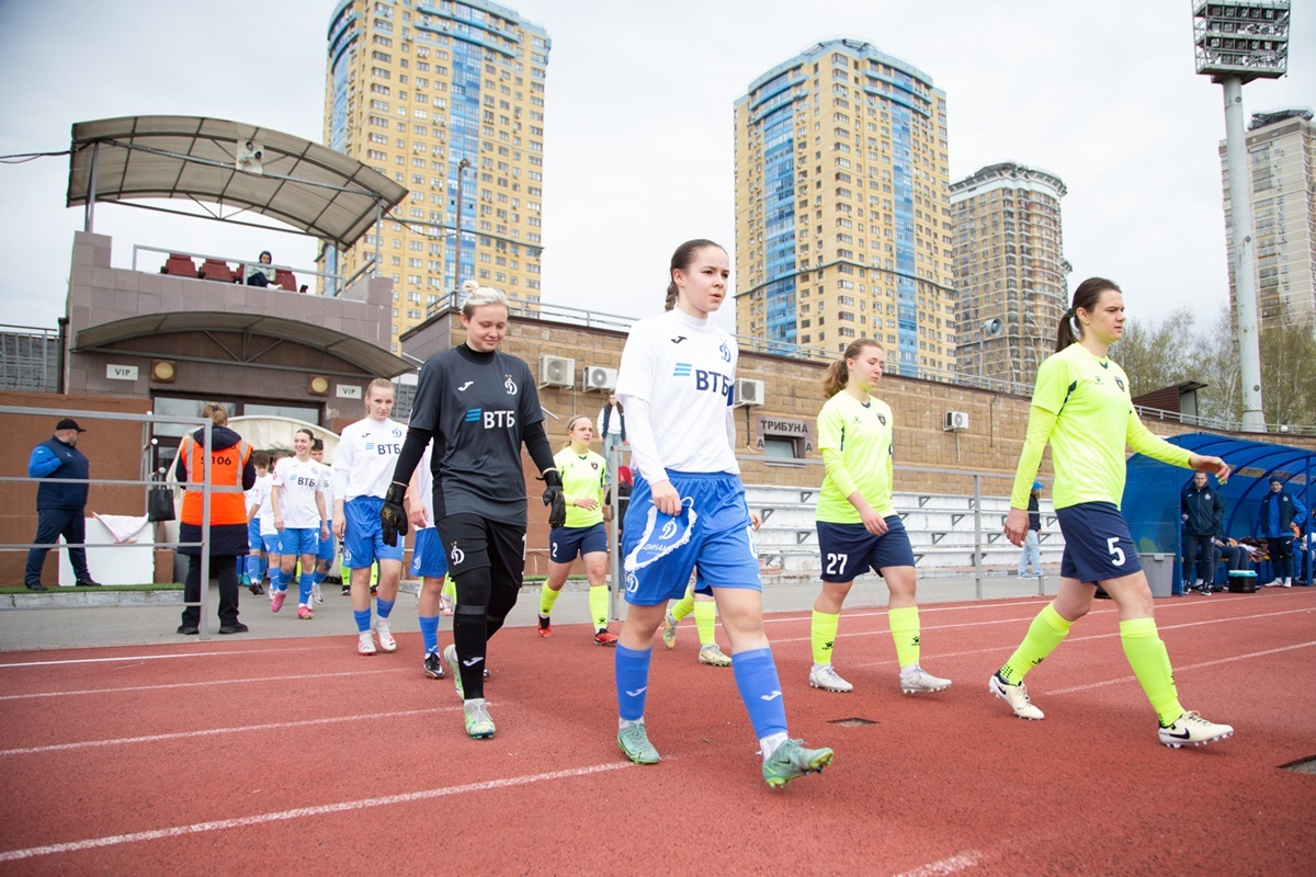 Капитан молодёжного «Динамо» Арина Волобуева выводит команду на первый матч Молодёжной лиги-2024 со «Строгино»