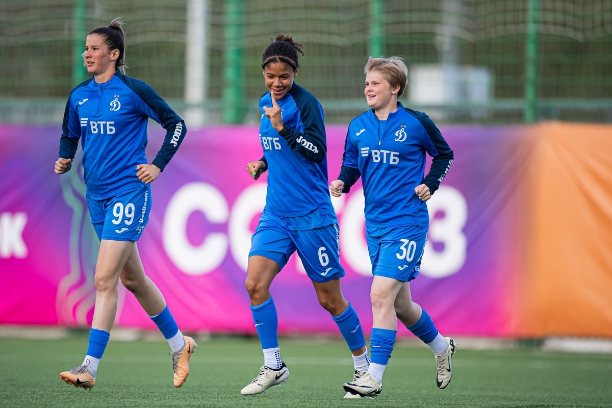 Helena Bozic, Kaylan Williams and Ekaterina Sergeeva (from left to right) before the start of the match