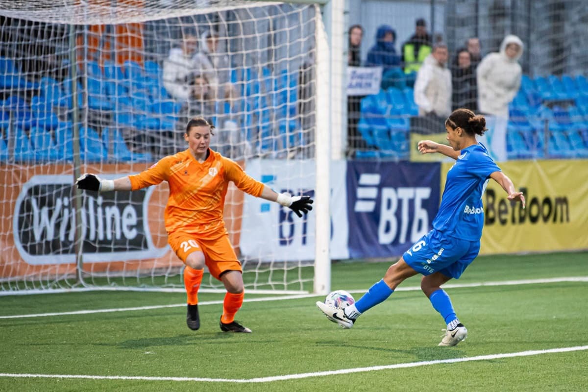 Kaylan Williams will send the ball into the Chertanovo goal after Elena Shesterneva's incredible hit on the crossbar