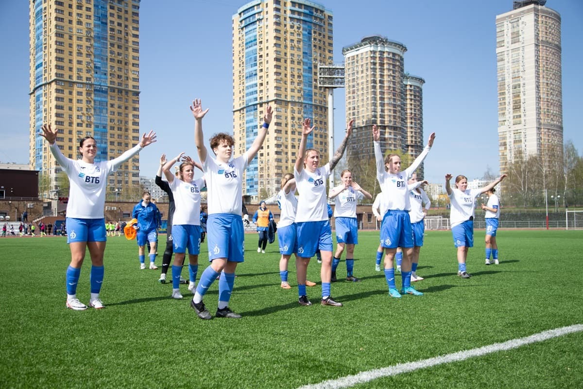 Футболистки «Динамо» приветствуют своих болельщиков на стадионе «Янтарь» после матча со «Строгино»