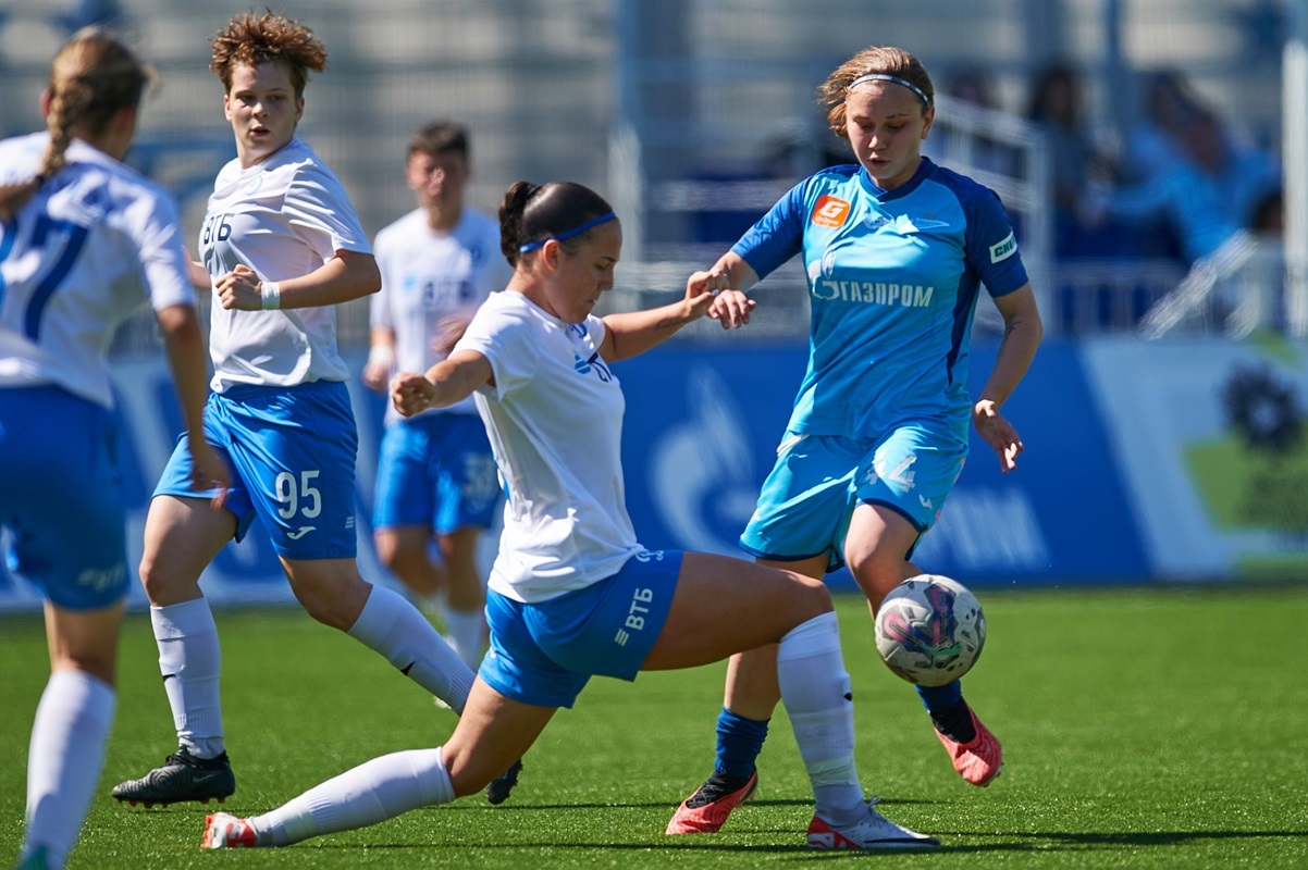 Таня Малесия преграждает путь к мячу защитнику «Зенита» Анастасии Соколовой  