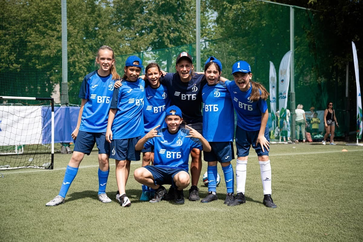 Полузащитник «Динамо» Тияна Матич с юными футболистками на фестивале футбола для девочек