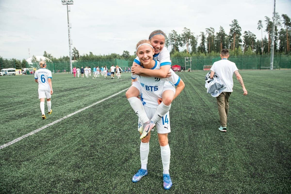 Алина Чистякова и Галина Гейбиева после победы над ЖФК ЦСКА в 2022 году, пока последней в официальных матчах