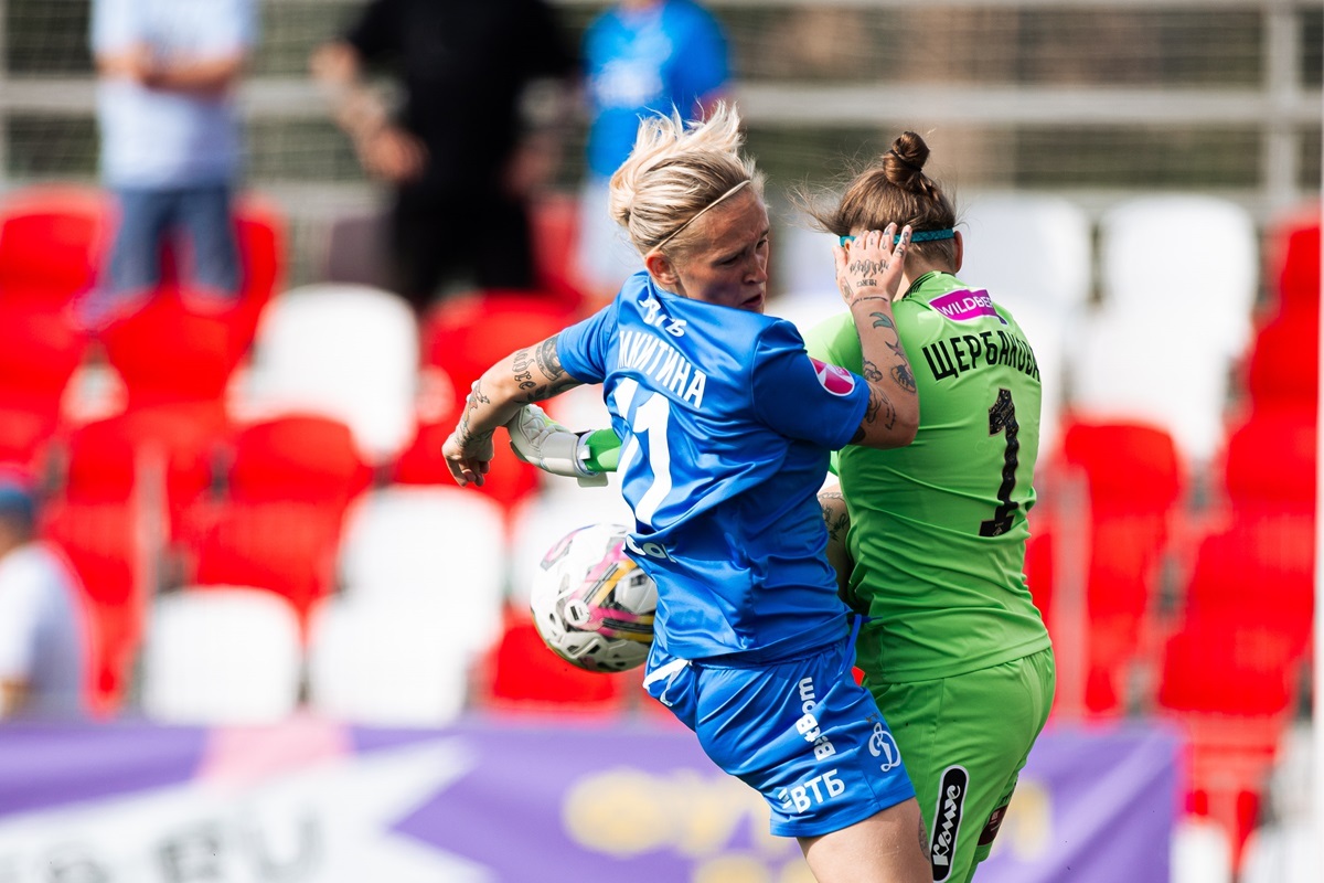 Milena Nikitina in a single combat with Spartak goalkeeper Elizaveta Shcherbakova