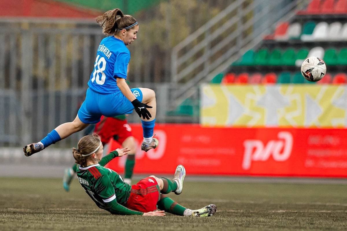 Galina Geibieva fights for the ball with Lokomotiv defenders