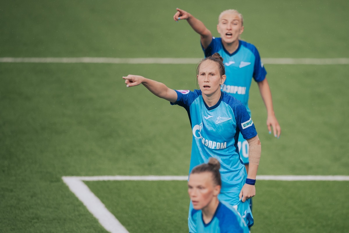 Zenit football players are preparing for a set-piece play by Dynamo players