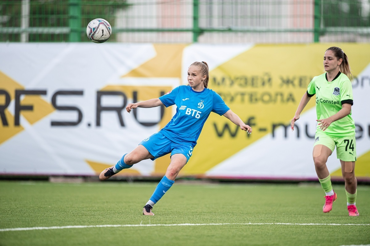 Svetlana Eliseeva attacking the Krasnodar goal