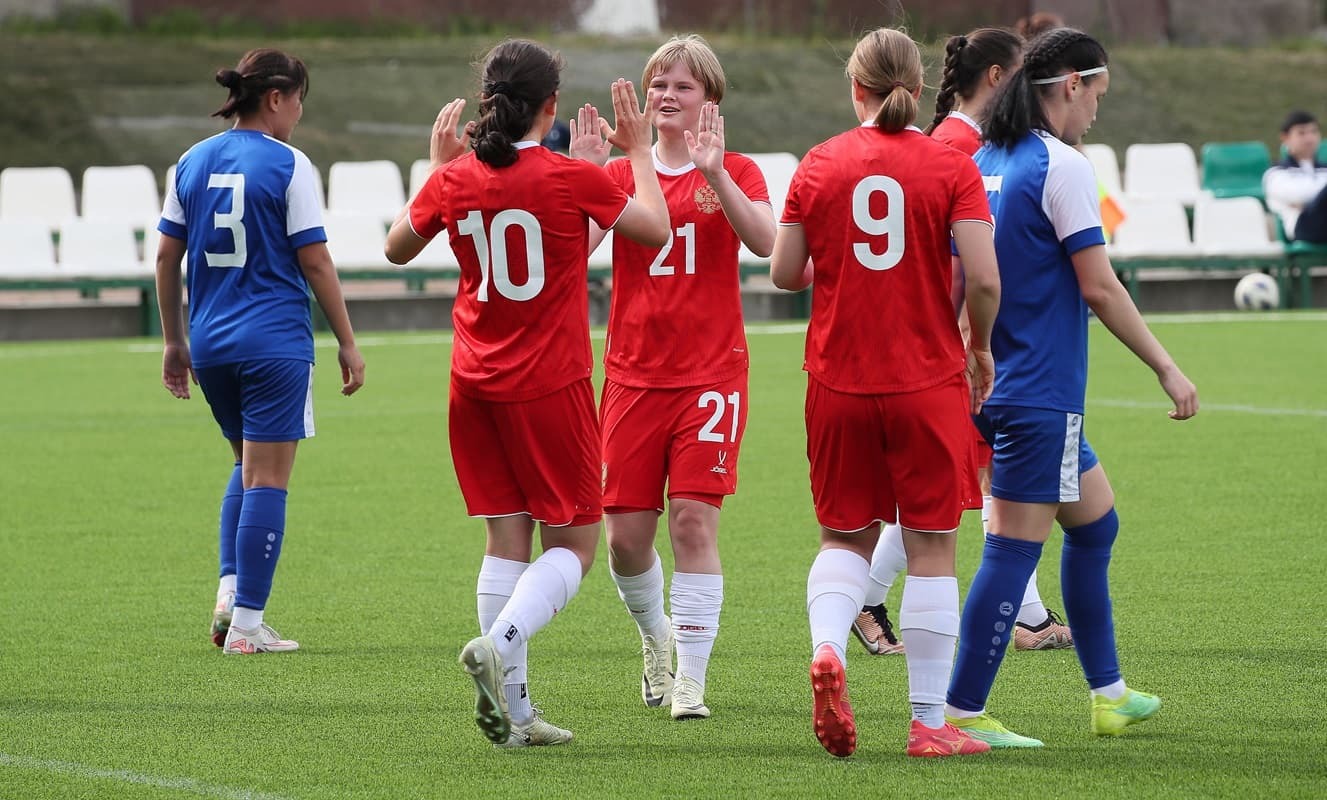 Ekaterina Sergeeva (No. 21) as part of the Russian U-19 youth team. Photo: RFU