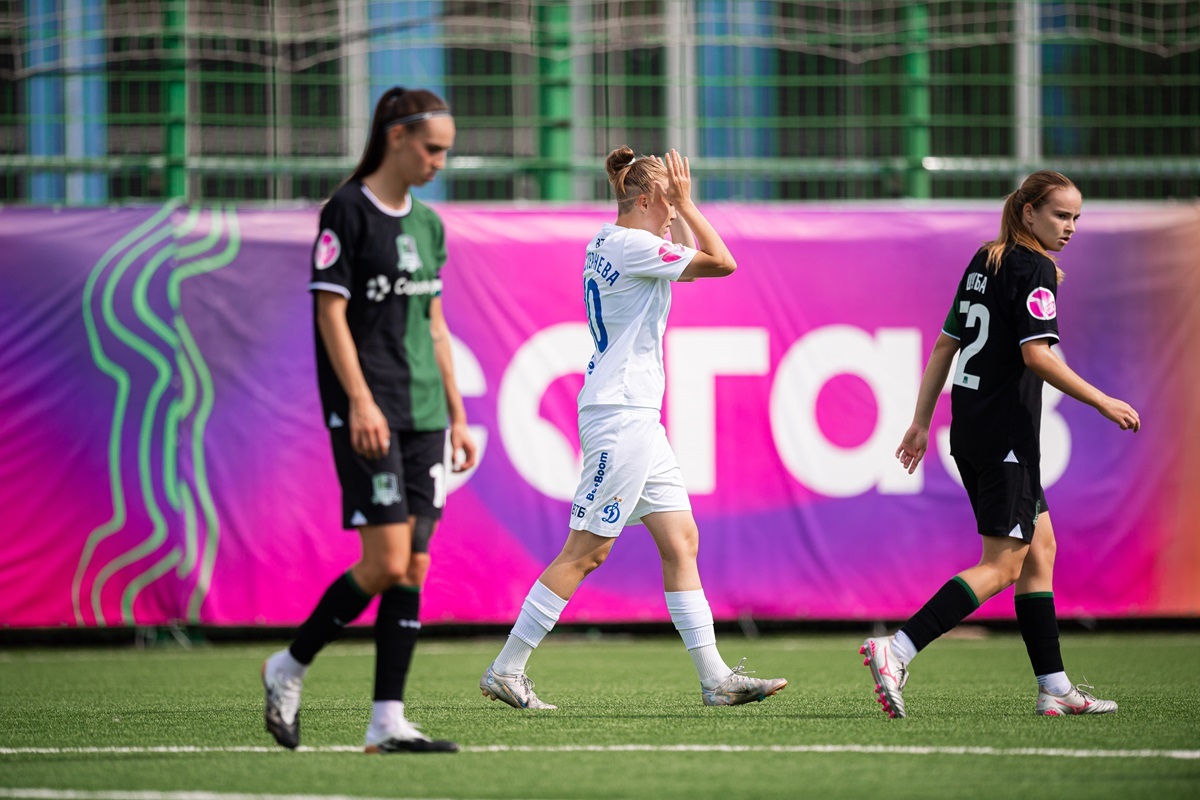 Elena Shesterneva (center) was never able to use her chances to score