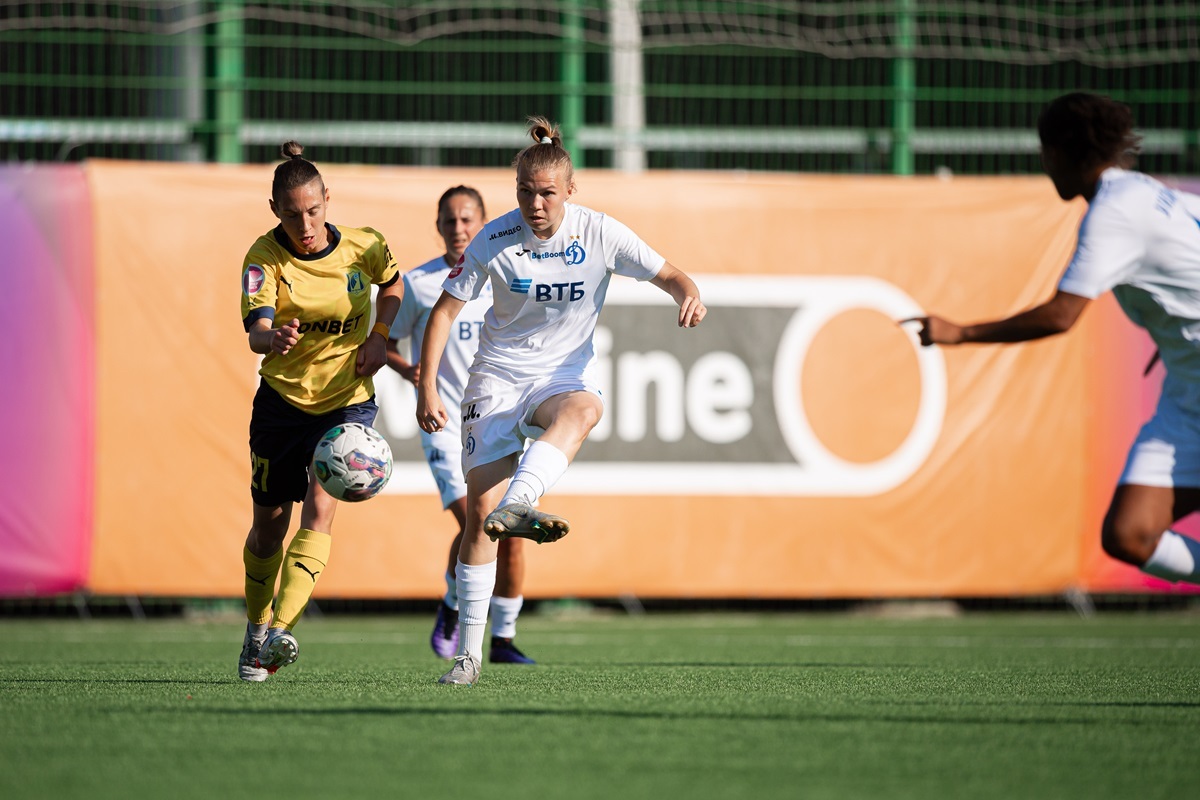 Elena Shesterneva left the field in the first half due to injury