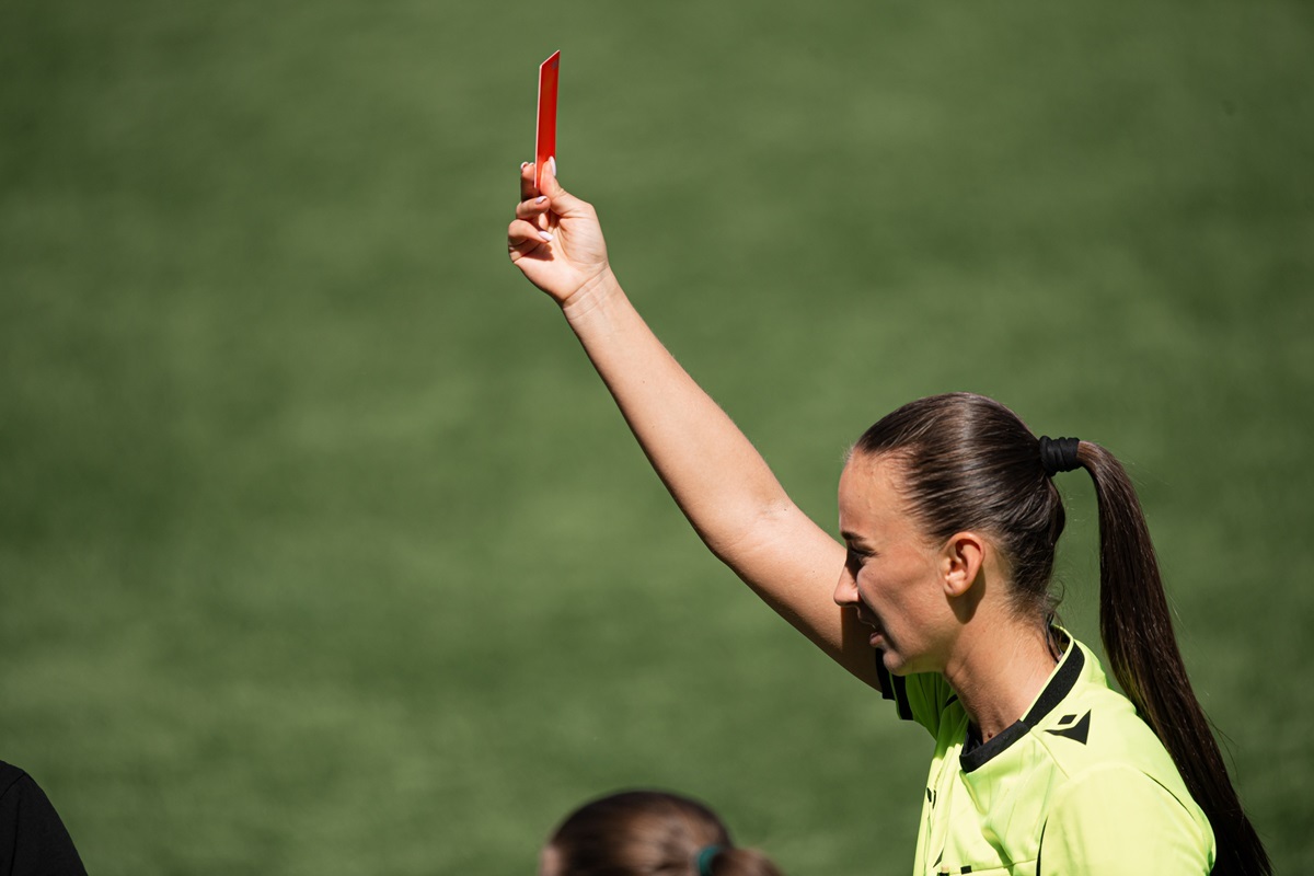 Alexandra Ponomareva is the main referee of the match Zenit - Dynamo