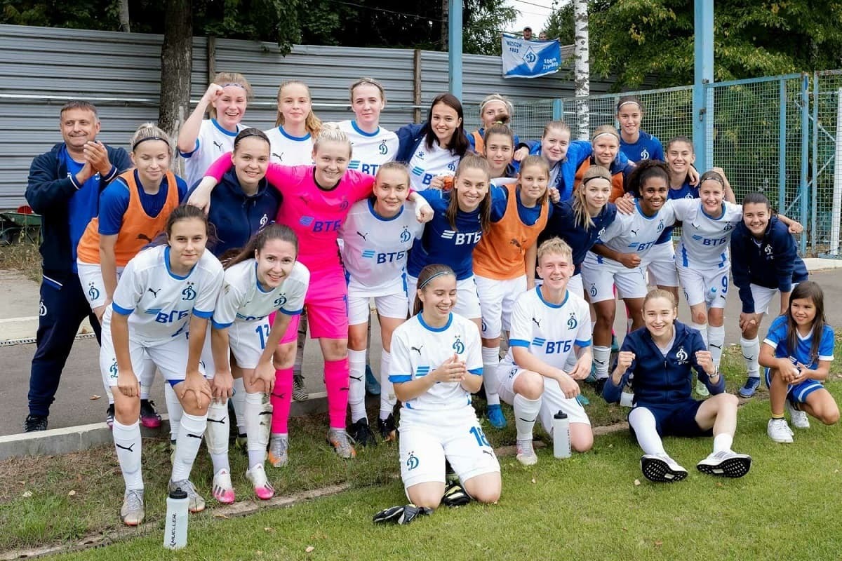 The Dynamo youth team after the victory over Khimki-UOR No. 5 in August 2022, together with their loyal fans who reached the sports base in Kratovo