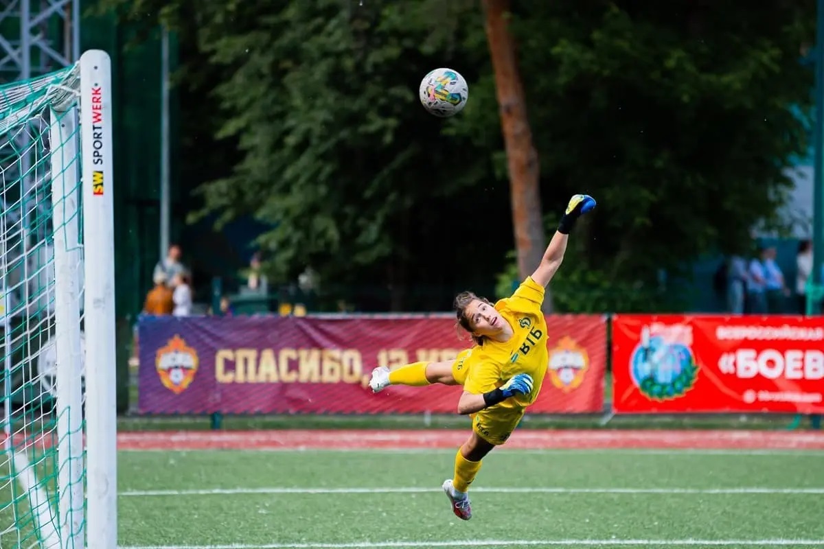 A magnificent flight for the ball by WFC Dynamo goalkeeper Arina Taranchenko