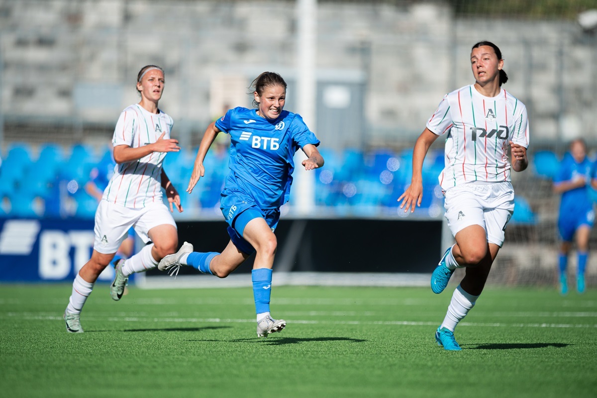 Valeria Azeeva rushes towards the Lokomotiv goal